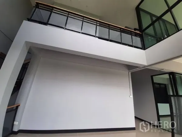 โรงงาน ให้เช่าหรือขายในLam Luk Ka, Pathum Thani - พื้นที่ชั้นลอยภายใน เพดานสูง พร้อมราวเหล็กสีดำ