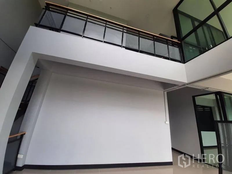 โรงงาน ให้เช่าหรือขายในLam Luk Ka, Pathum Thani - พื้นที่ชั้นลอยภายใน เพดานสูง พร้อมราวเหล็กสีดำ