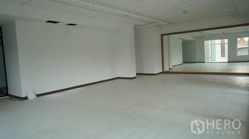 零售空间 出租在Khlong Toei, Bangkok - 开放式零售空间，配有超大镜面、白色地面与外露天花，布局灵活。