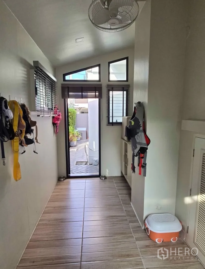 独立式住宅 出租在Bang Phli, Samut Prakan - 女佣/杂物走廊，瓷砖地面与外门