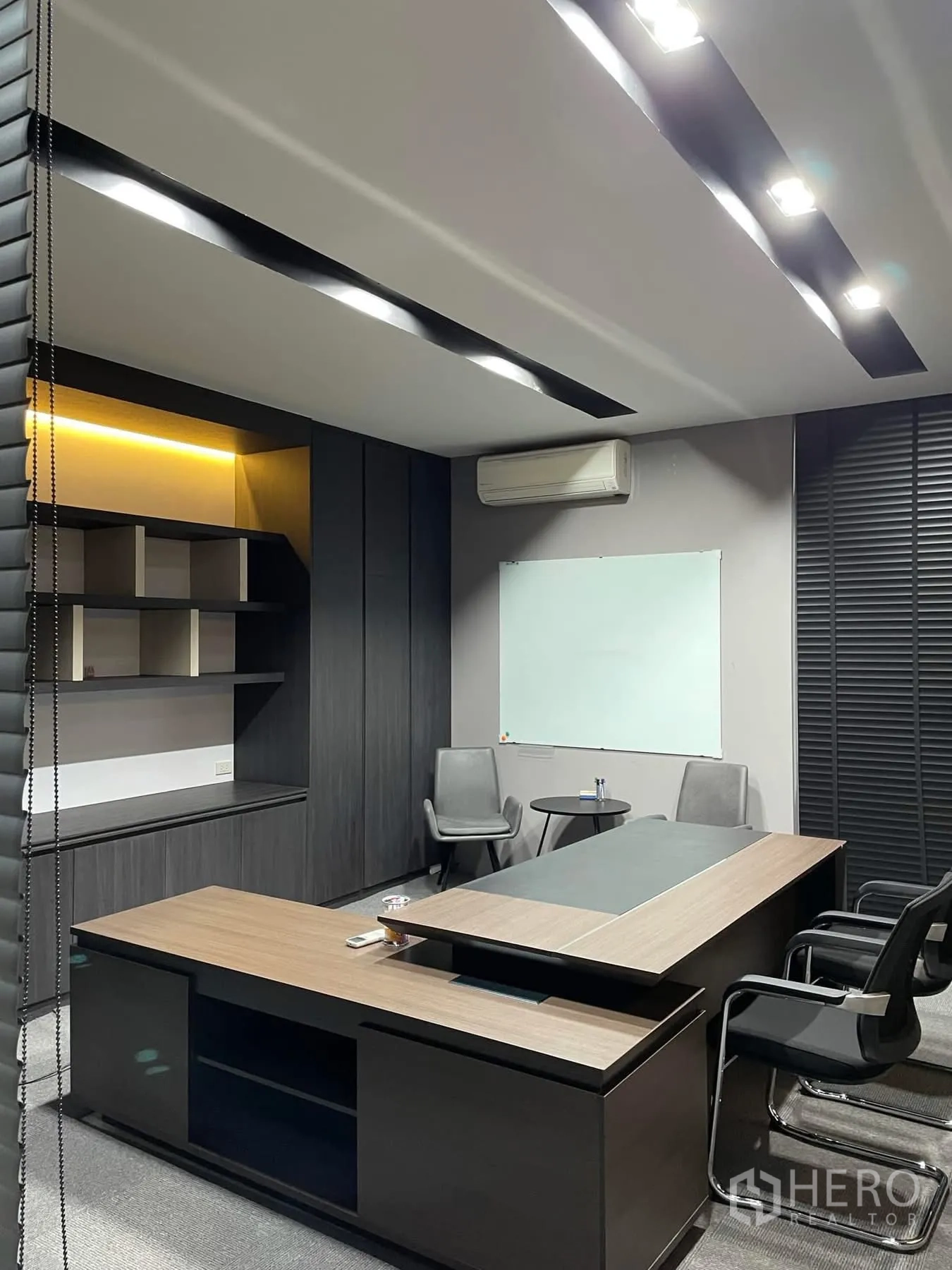 办公空间 出租在Khlong Toei, Bangkok - 行政办公室，内置柜、会客椅及嵌入式灯带。