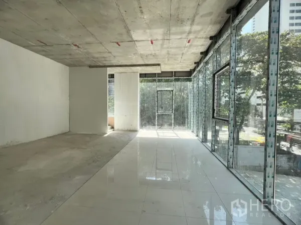 พื้นที่ขายปลีก ให้เช่าในKhlong Toei, Bangkok - ยูนิตหน้ามุมสว่าง ผนังกระจกเต็มบาน พื้นเงา มองเห็นบรรยากาศสุขุมวิท