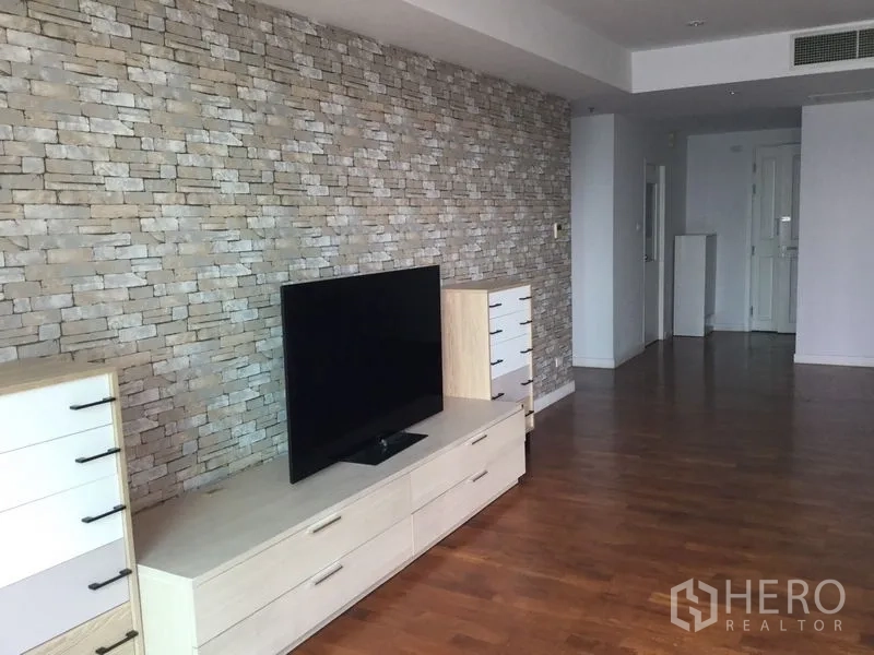 คอนโด ให้เช่าในKhlong Toei, Bangkok - ผนังทีวีลายอิฐในห้องนั่งเล่นพร้อมชั้นวางยาว