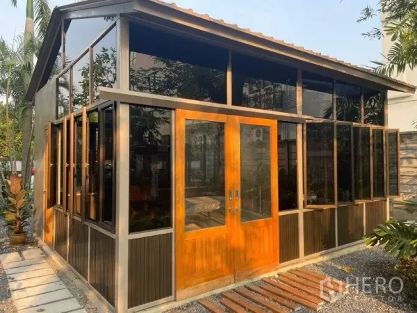 พื้นที่ขายปลีก ให้เช่าในSuan Luang, Bangkok - ด้านหน้ารับแสงของอาคารกระจกและไม้ มีประตูคู่และช่องหน้าต่างเปิดได้