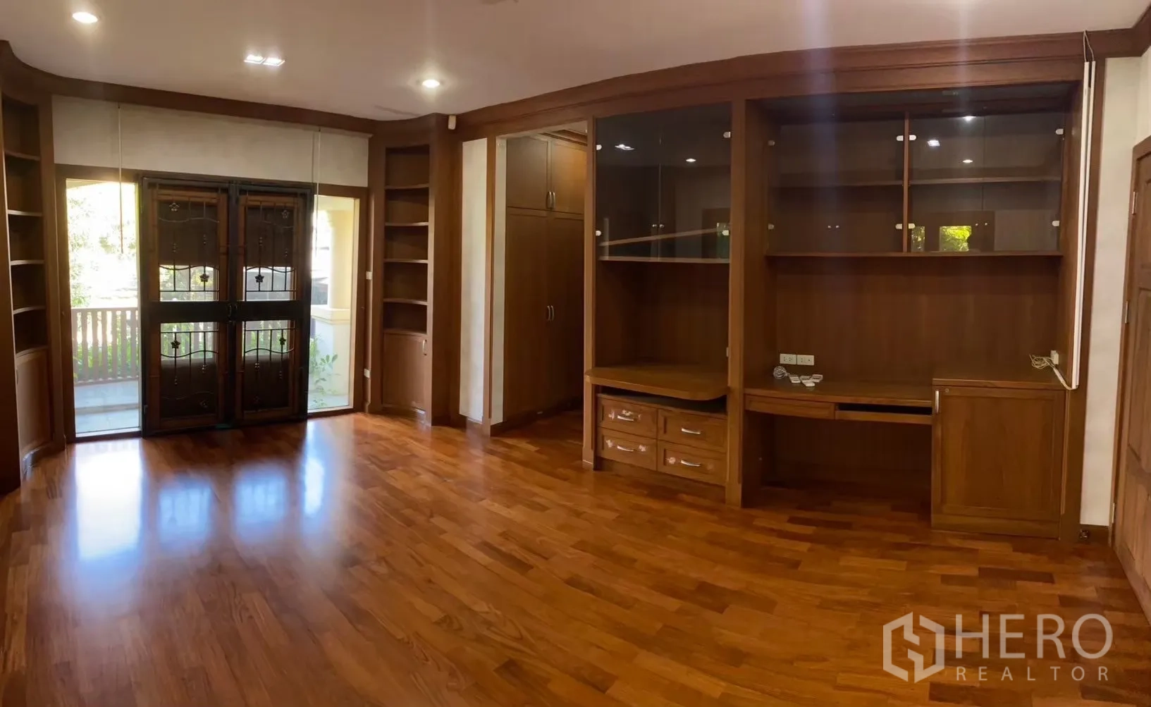 บ้าน ให้เช่าในWatthana, Bangkok - ภาพพาโนรามาห้องน้ำหลักโทนขาวสมัยใหม่