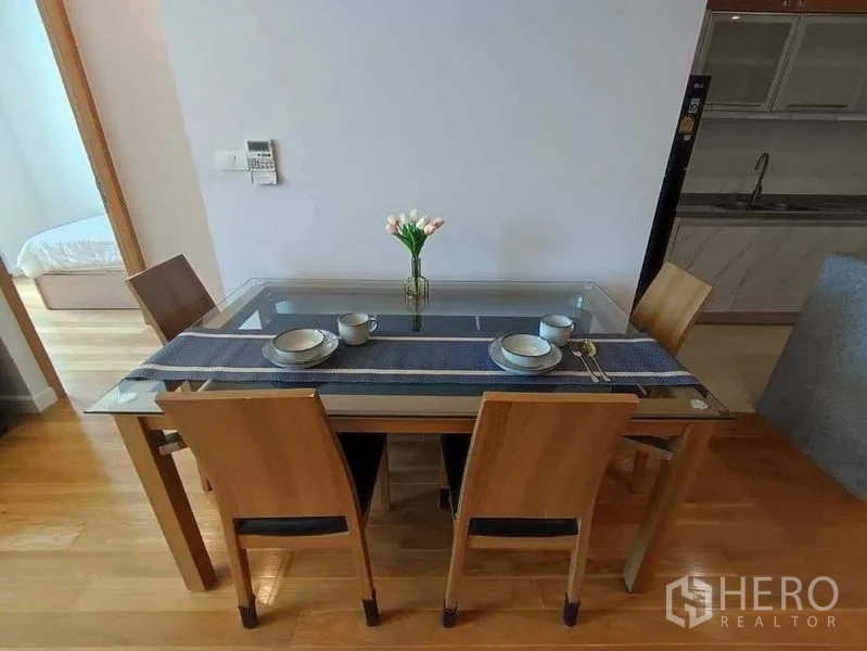 คอนโด ให้เช่าในKhlong Toei, Bangkok - โต๊ะอาหารกระจกสี่ที่นั่งจัดโต๊ะเรียบร้อย