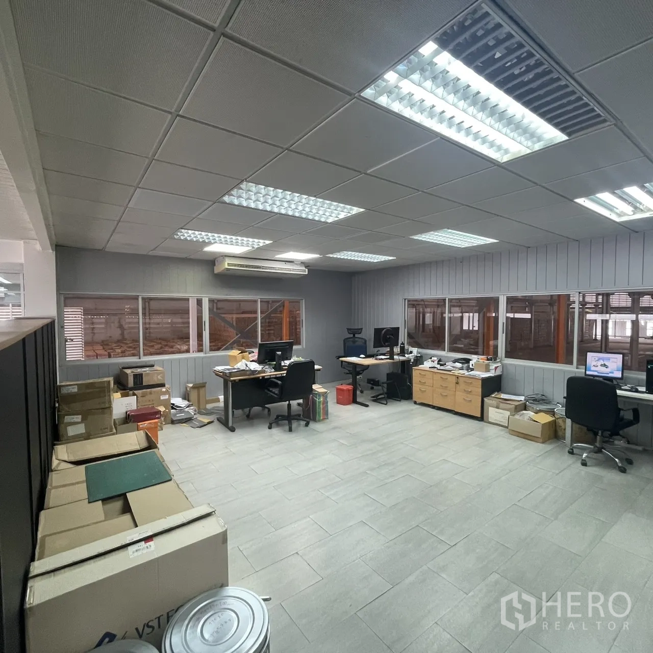 工厂 出租在Khlong Toei, Bangkok - 次办公间，配多张办公桌与文件柜，瓷砖地面。