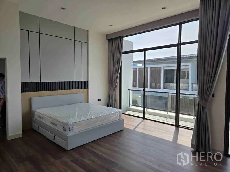 บ้าน ให้เช่าในBang Phli, Samut Prakan - ห้องนอนใหญ่กระจกเต็มบาน เชื่อมต่อระเบียง