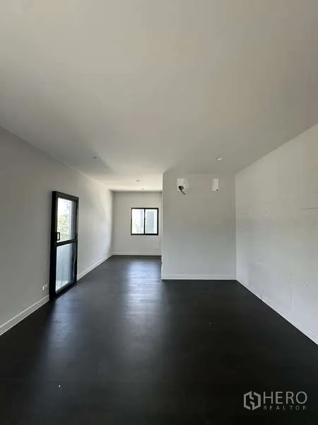 บ้าน ขายในLam Luk Ka, Pathum Thani - โถงพักผ่อนชั้นบนยาว พร้อมทางออกระเบียง