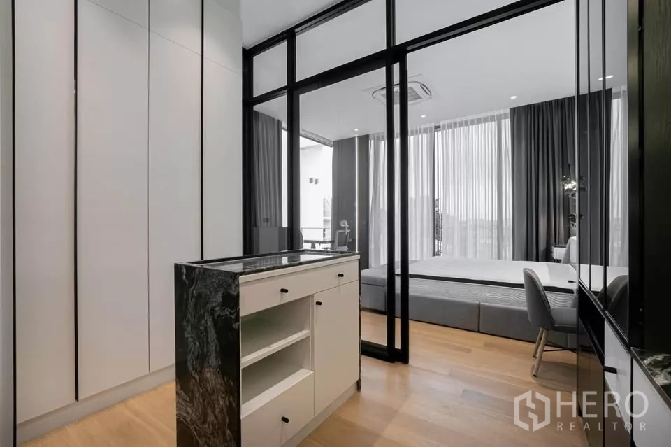 ทาวน์เฮาส์ ขายในChatuchak, Bangkok - ห้องแต่งตัวกั้นกระจกเชื่อมต่อสู่ห้องนอน