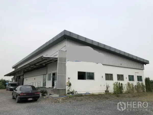 工厂 出租或出售在Wang Noi, Phra Nakhon Si Ayutthaya - 金属板外立面的现代化工厂特写，屋檐宽阔并设窗户。