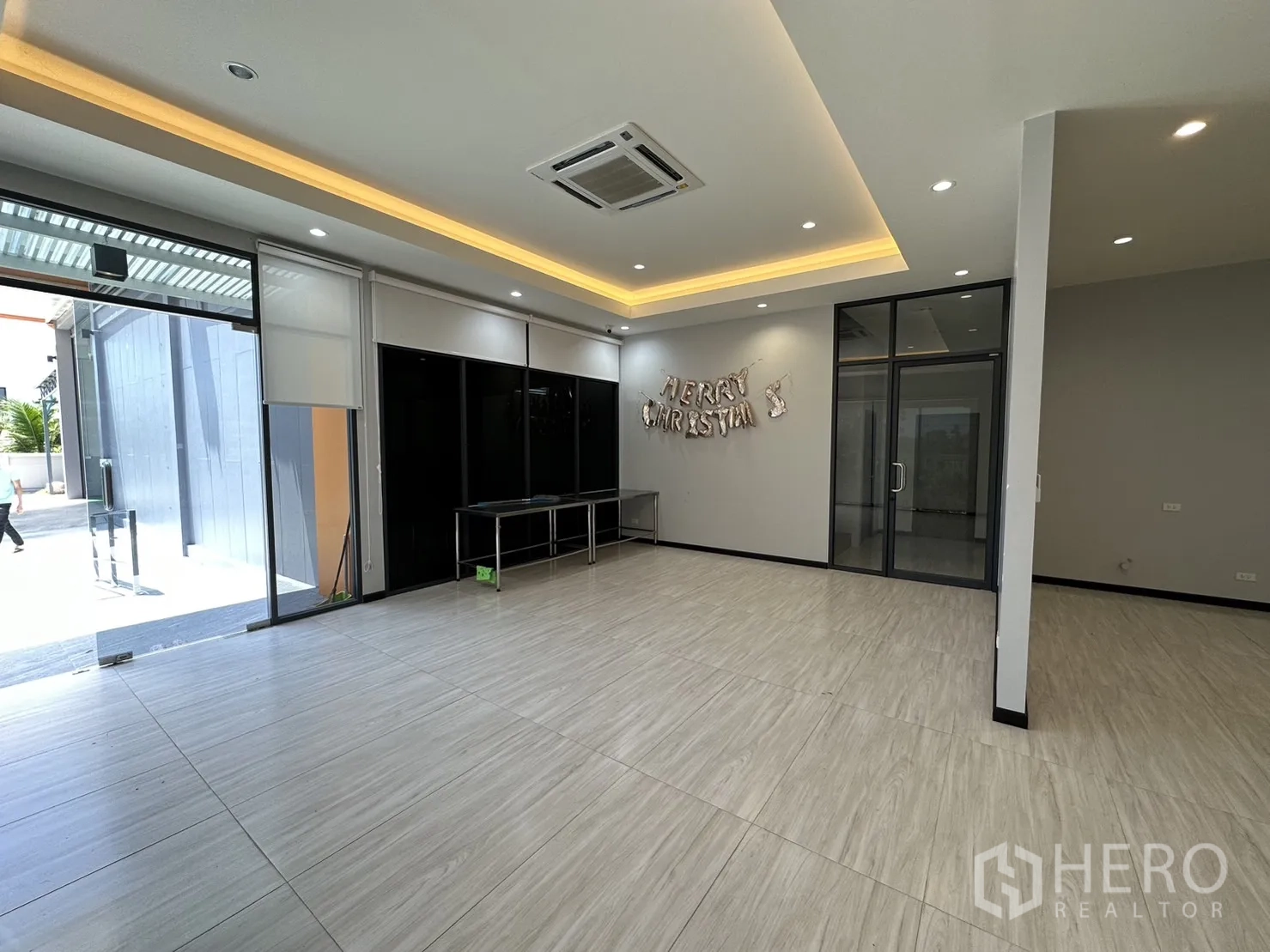 โรงงาน ขายในLam Luk Ka, Pathum Thani - โซนต้อนรับหรือโชว์รูม หน้ากระจกและไฟฝ้าซ่อนแสง.