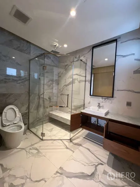 独立式住宅 出租在Suan Luang, Bangkok - 客卫铺大理石纹瓷砖，配玻璃淋浴房