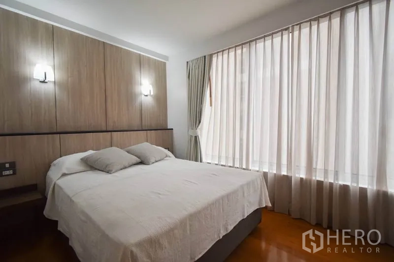 คอนโด ให้เช่าในPathum Wan, Bangkok - ห้องนอนรอง ผนังตกแต่งลายไม้ เตียงควีน และผ้าม่านเต็มความสูง