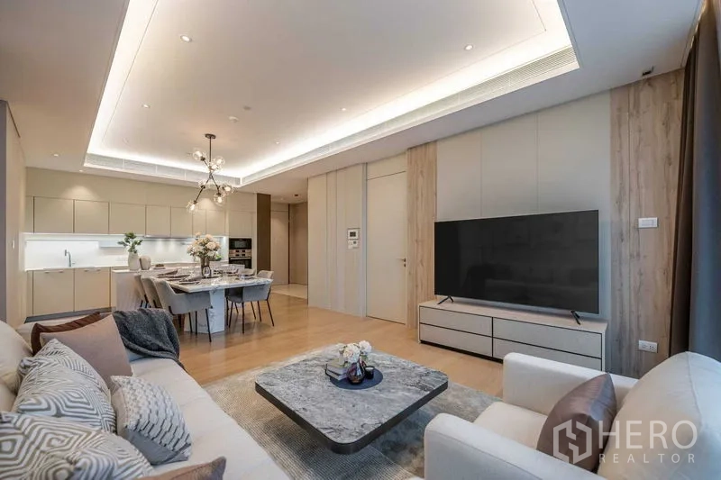 คอนโด ขายในPathum Wan, Bangkok - เลานจ์ร่วมสมัยพร้อมทีวีจอใหญ่และแปลนห้องแบบเปิด.