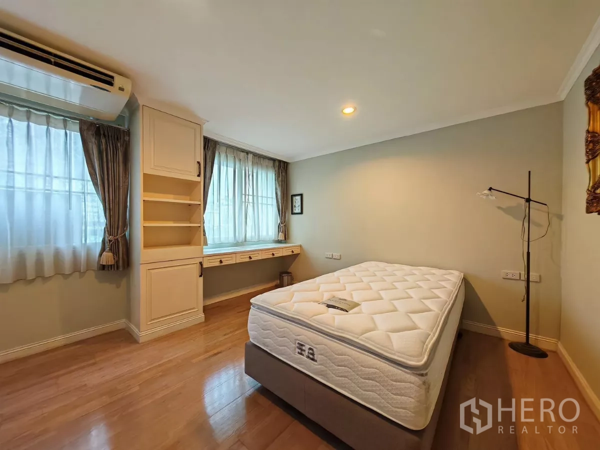 คอนโด ให้เช่าในPathum Wan, Bangkok - ห้องนอนสว่าง มีหน้าต่างสองด้าน โต๊ะทำงานบิลท์อิน ชั้นวาง และเตียง