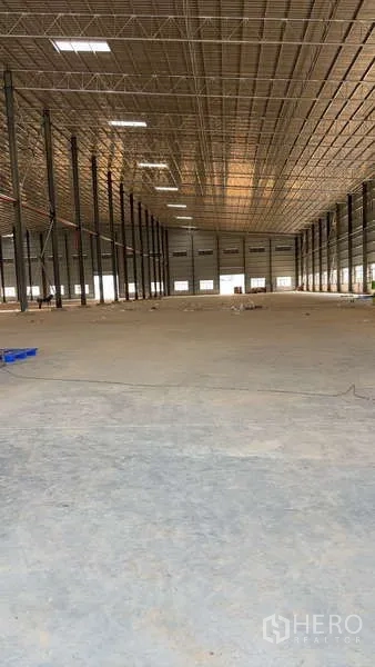 คลังสินค้า ให้เช่าในBan Bueng, Chon Buri - พื้นโรงงานโล่งกว้าง โครงหลังคาเหล็ก และพื้นคอนกรีตเรียบ
