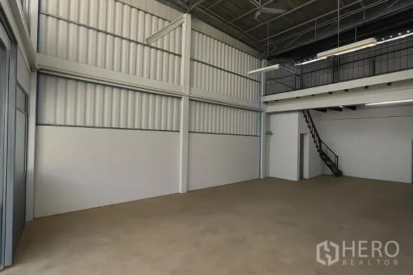 คลังสินค้า ให้เช่าหรือขายในKhlong San, Bangkok - โซนเก็บของผนังเหล็กพร้อมชั้นลอยและบันไดด้านซ้าย