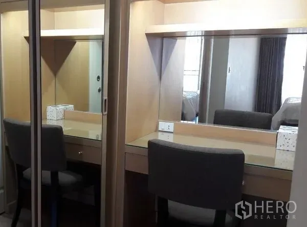 คอนโด ให้เช่าในPathum Wan, Bangkok - มุมโต๊ะเครื่องแป้งบิวท์อิน กระจกบานใหญ่ และตู้เสื้อผ้าบานเลื่อน