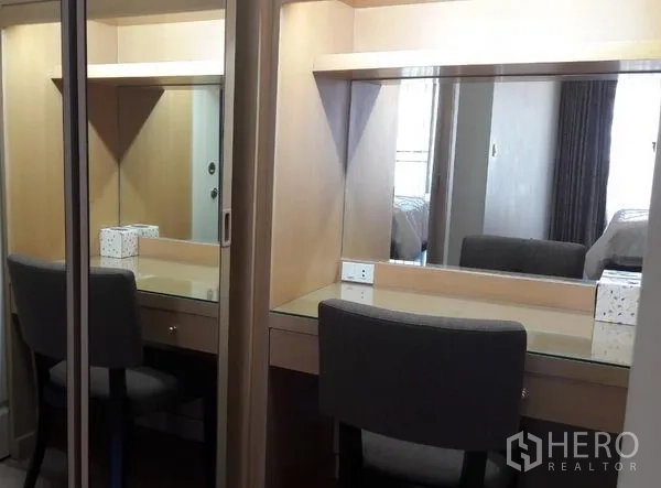 คอนโด ให้เช่าในPathum Wan, Bangkok - มุมโต๊ะเครื่องแป้งบิวท์อิน กระจกบานใหญ่ และตู้เสื้อผ้าบานเลื่อน