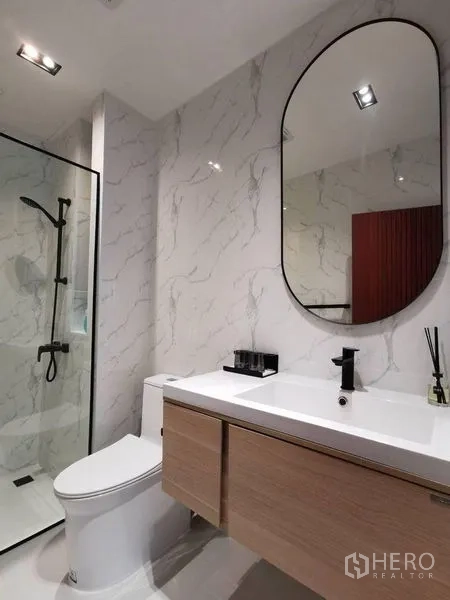 ทาวน์เฮาส์ ให้เช่าหรือขายในYan Nawa, Bangkok - ห้องน้ำตกแต่งลายหินอ่อน ฝักบัวกระจกใส เคาน์เตอร์อ่างล้างหน้าพร้อมกระจกวงรีและก๊อกสีดำ