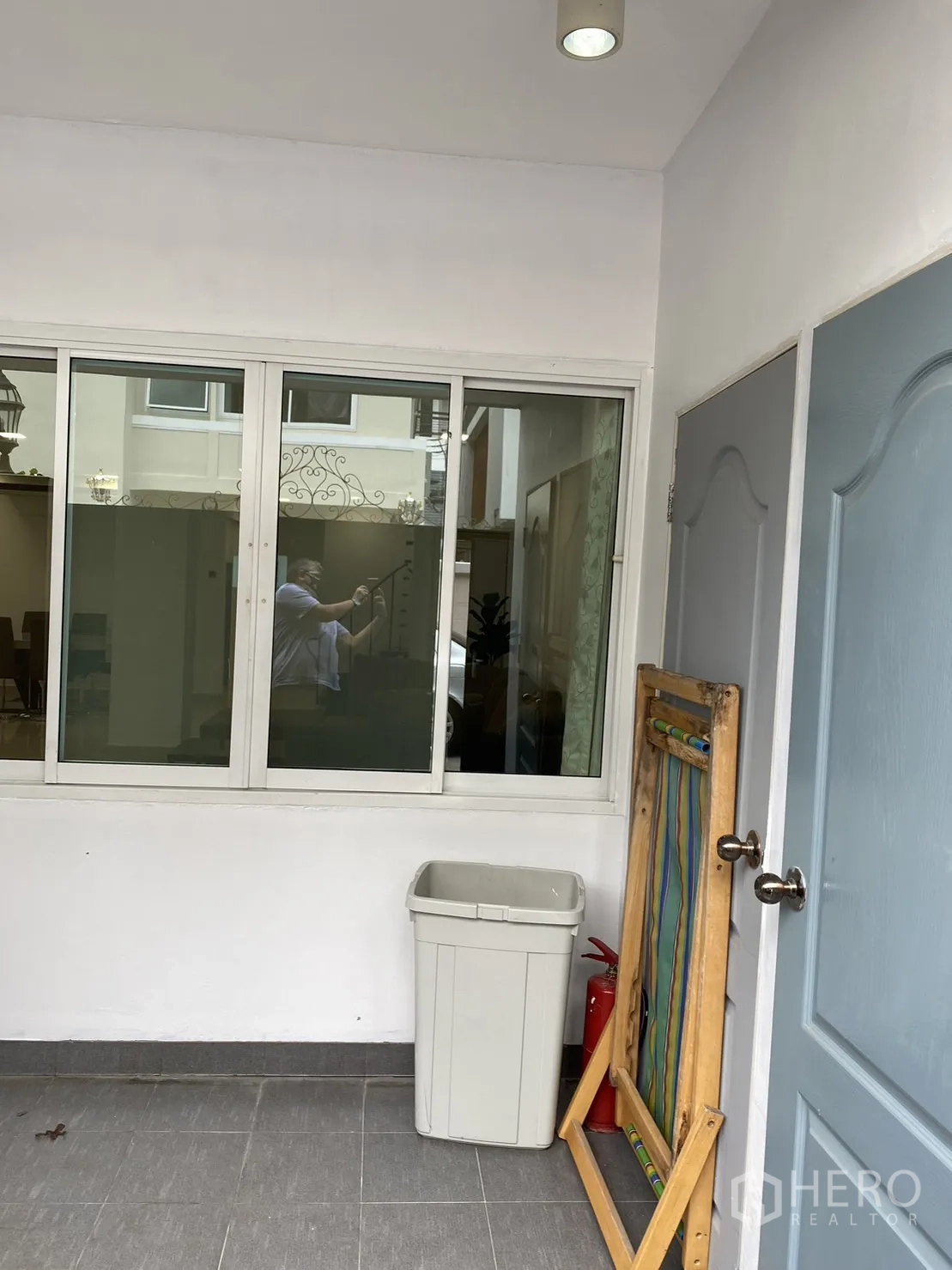 ทาวน์เฮาส์ ให้เช่าในKhlong Toei, Bangkok - ลานเอนกประสงค์/ซักล้างมีหลังคา พร้อมหน้าต่างบานเลื่อนและประตู