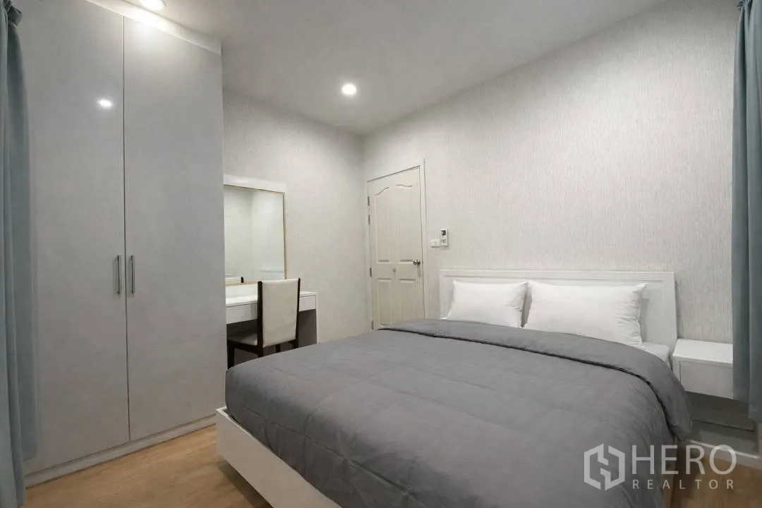 บ้านเดี่ยว for rent in Suan Luang, Bangkok - ห้องนอนขนาดกะทัดรัด พร้อมตู้เสื้อผ้าและโต๊ะเครื่องแป้ง