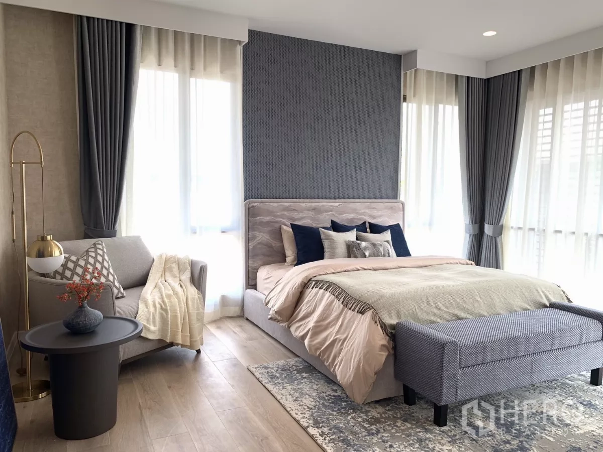 Detached House for rent in Bang Kapi, Bangkok - Master bedroom perspective highlighting bay windows, drapes and accent wall.