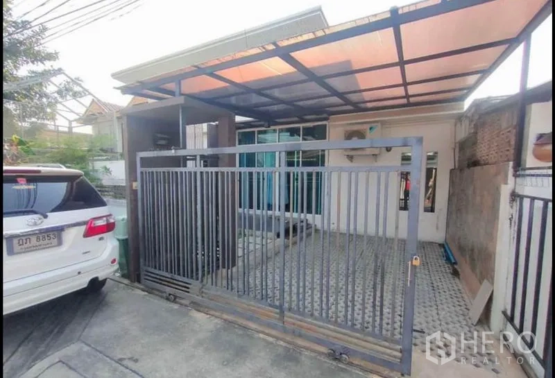 Detached House for rent in Wang Thonglang, Bangkok - Gated detached house with covered carport and tiled driveway in Wang Thonglang.