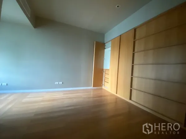 คอนโด ขายในYan Nawa, Bangkok - ห้องนอนสว่างพร้อมตู้บิลท์อินไม้และพื้นไม้จริงในเดอะ ปาโน