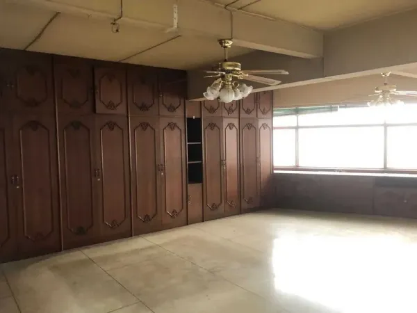 อาคารพาณิชย์ ให้เช่าในKhlong Toei, Bangkok - ห้องขนาดใหญ่ พร้อมตู้เสื้อผ้าบิวท์อินไม้เต็มผนังและหน้าต่างบานกว้าง