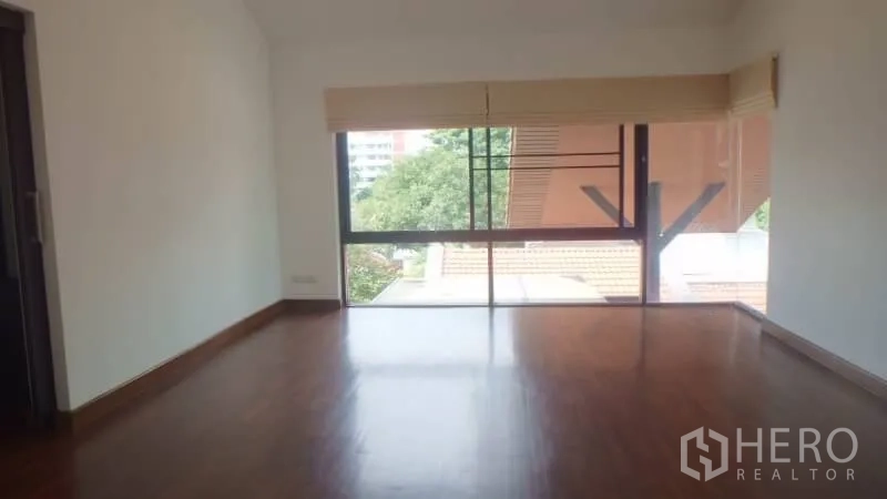 บ้าน ให้เช่าในWatthana, Bangkok - ห้องนอนชั้นบนพร้อมหน้าต่างกว้าง มองเห็นวิวต้นไม้และหลังคาบ้าน