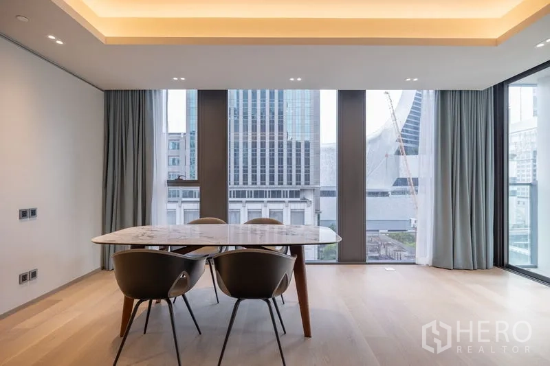 คอนโด ให้เช่าในPathum Wan, Bangkok - พื้นที่รับประทานอาหารติดหน้าต่างพาโนรามา เห็นสถาปัตยกรรมเมือง