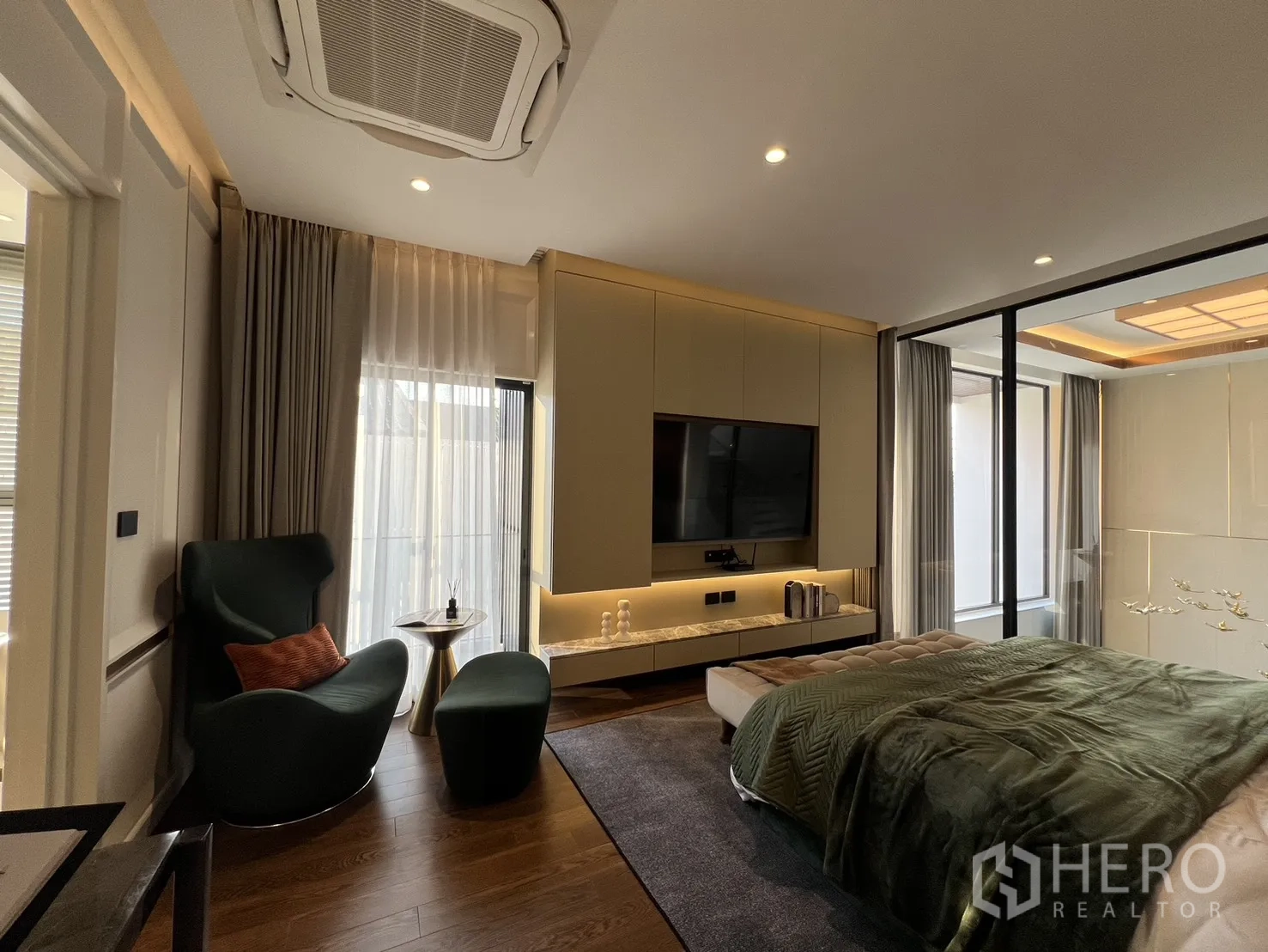 บ้าน ขายในLat Phrao, Bangkok - ห้องนอนใหญ่มีมุมนั่งเล่น ผนังทีวี และช่องกระจกมองลงโถง