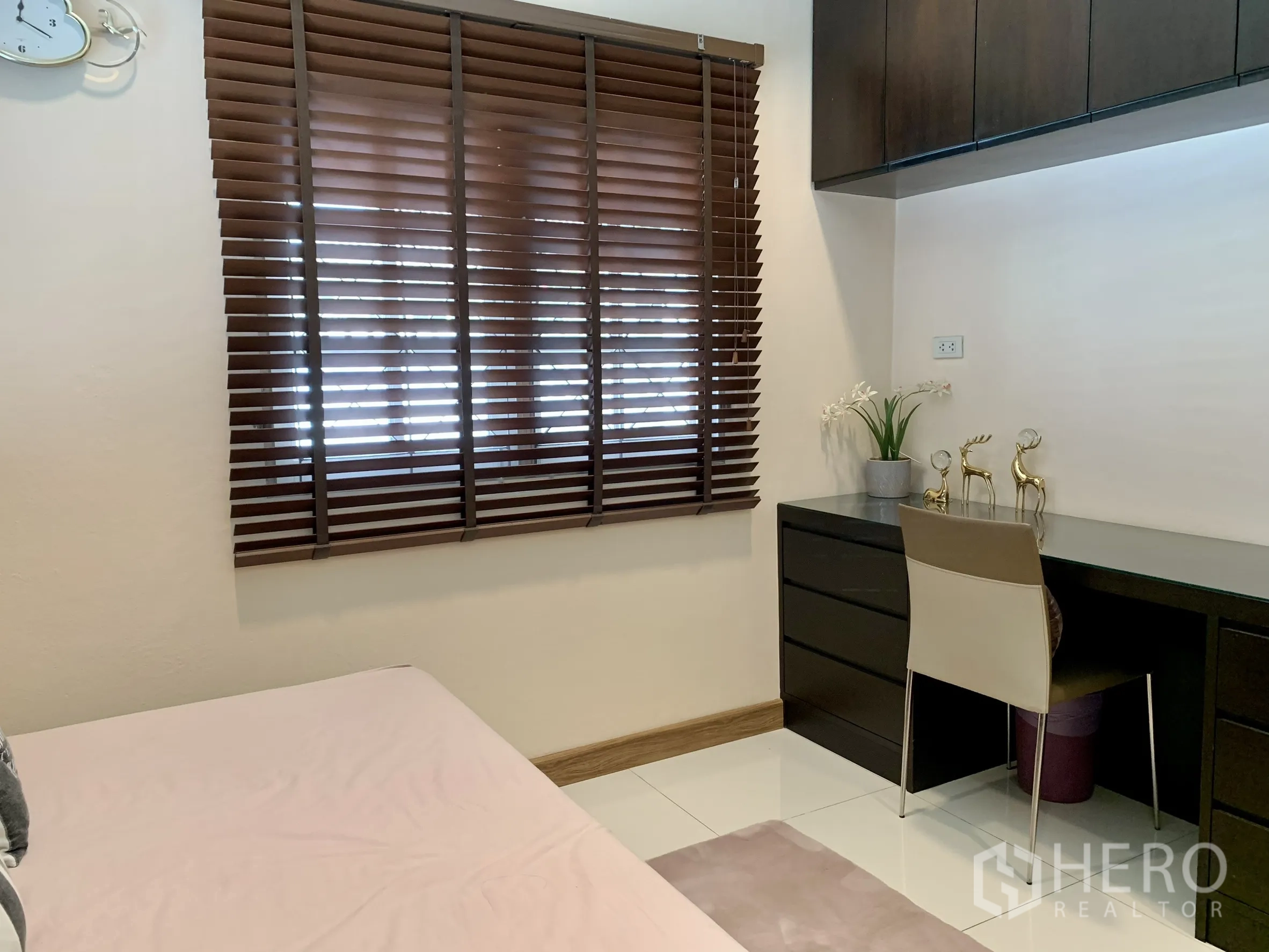 บ้านเดี่ยว for rent in Saphan Sung, Bangkok - มุมห้องที่มีเดย์เบด โต๊ะทำงานและตู้บิลท์อิน พร้อมมู่ลี่บังแสง.