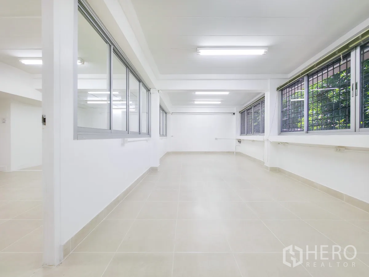 办公室 for rent in Khlong Toei, Bangkok - 修长工作区，配大面积推拉窗、防护格栅与玻璃隔断。