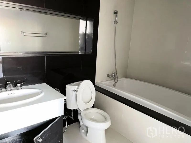 公寓 出租在Pathum Wan, Bangkok - 浴室配标准浴缸、手持花洒和大镜面。