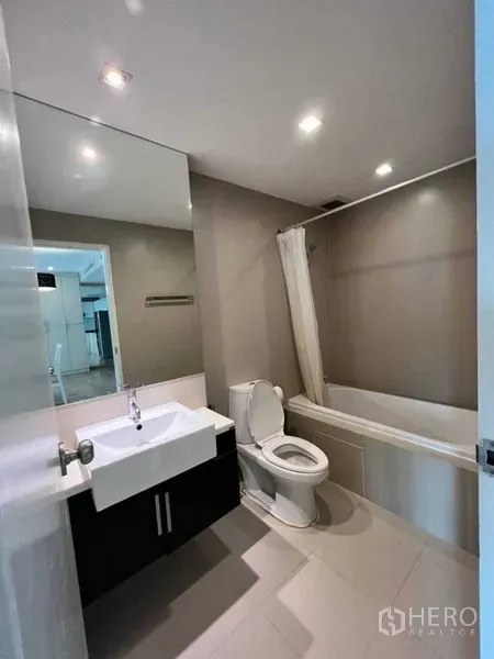 คอนโด ให้เช่าในKhlong Toei, Bangkok - ห้องน้ำพร้อมอ่างอาบน้ำ ฉากกั้นผ้า กระจกบานใหญ่ อ่างล้างหน้า และโถสุขภัณฑ์