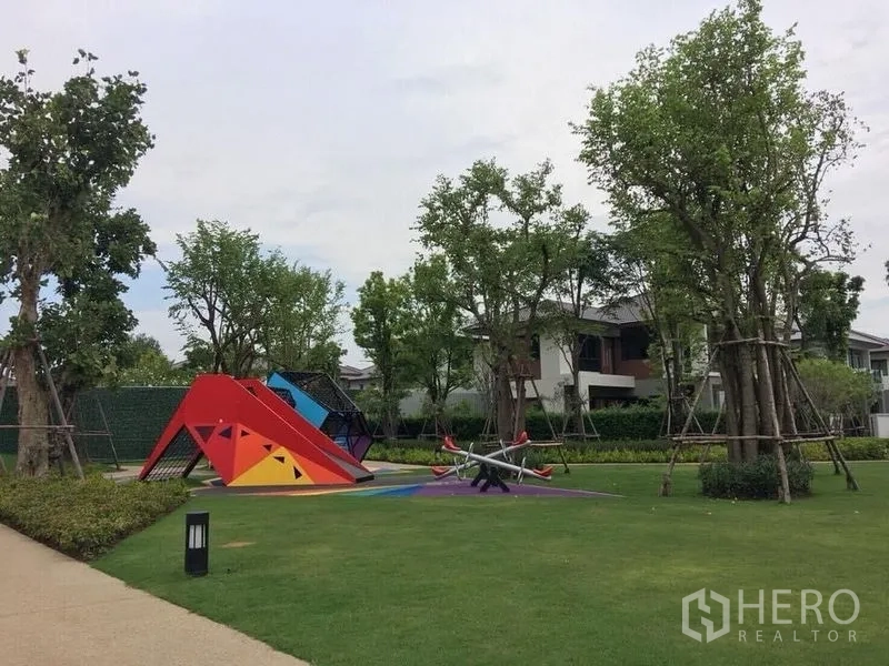 บ้าน ขาย - สวนส่วนกลางของโครงการ พร้อมสนามเด็กเล่นสีสันสดใสและสนามหญ้า