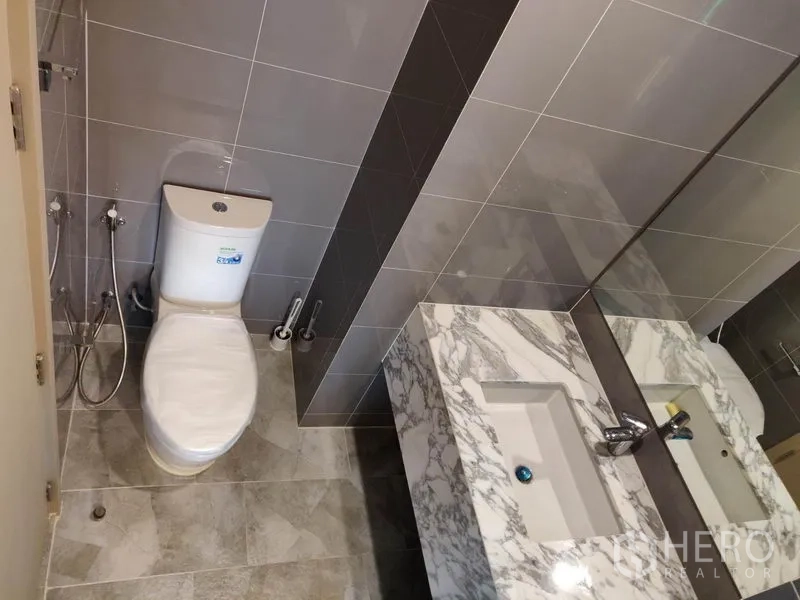 คอนโด ให้เช่าในRatchathewi, Bangkok - ห้องน้ำเคาน์เตอร์หินลายอ่อนอ่างล้างหน้าคู่ กระจกบานใหญ่และโถสุขภัณฑ์