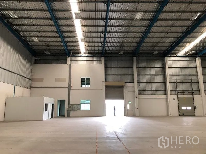 货栈 出租在Bang Phli, Samut Prakan - 明亮办公室，瓷砖地面与日光灯照明