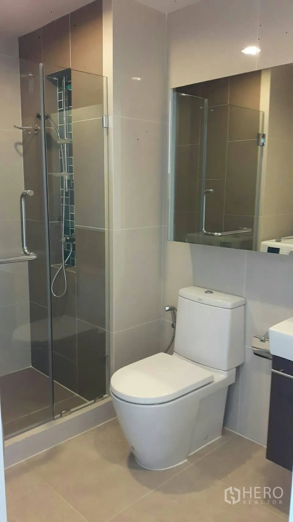 公寓 出租在Phaya Thai, Bangkok - 当代风格浴室，玻璃淋浴间、洗手台与坐便器。
