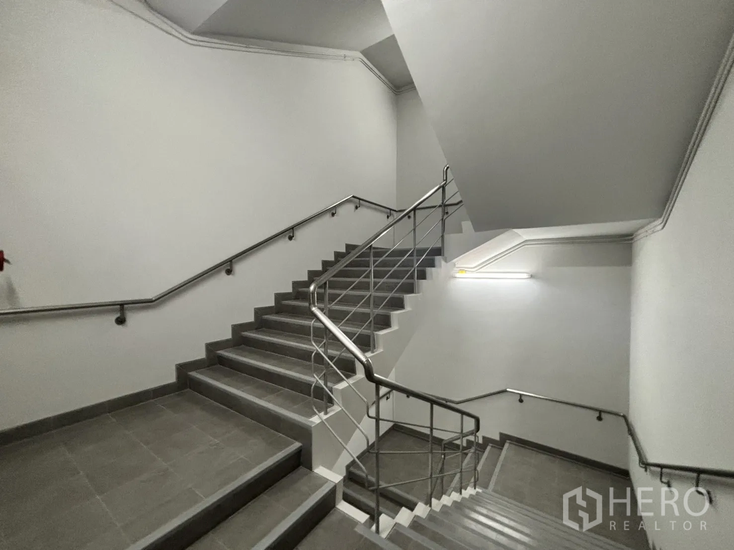 Office Space for rent in Huai Khwang, Bangkok - Emergency stairwell with metal handrails and non-slip steps.