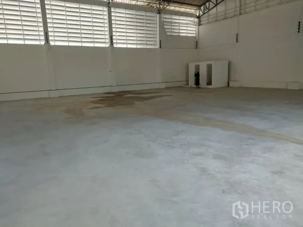 货栈 出租在Bang Sao Thong, Samut Prakan - 大面积混凝土地坪，配百叶采光窗，适合存储或轻加工