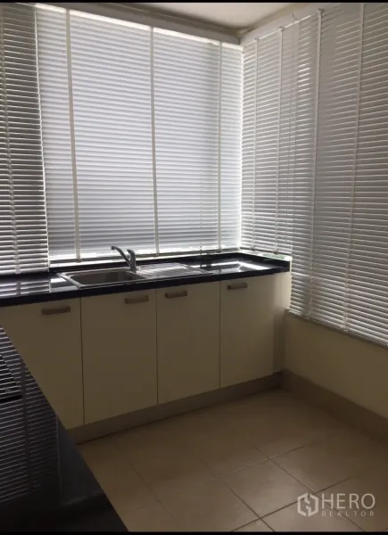 คอนโด ให้เช่าในWatthana, Bangkok - ครัวมุมห้องท็อปหินสีดำ อ่างล้างจานคู่ พร้อมหน้าต่างบานเกล็ดรอบด้าน