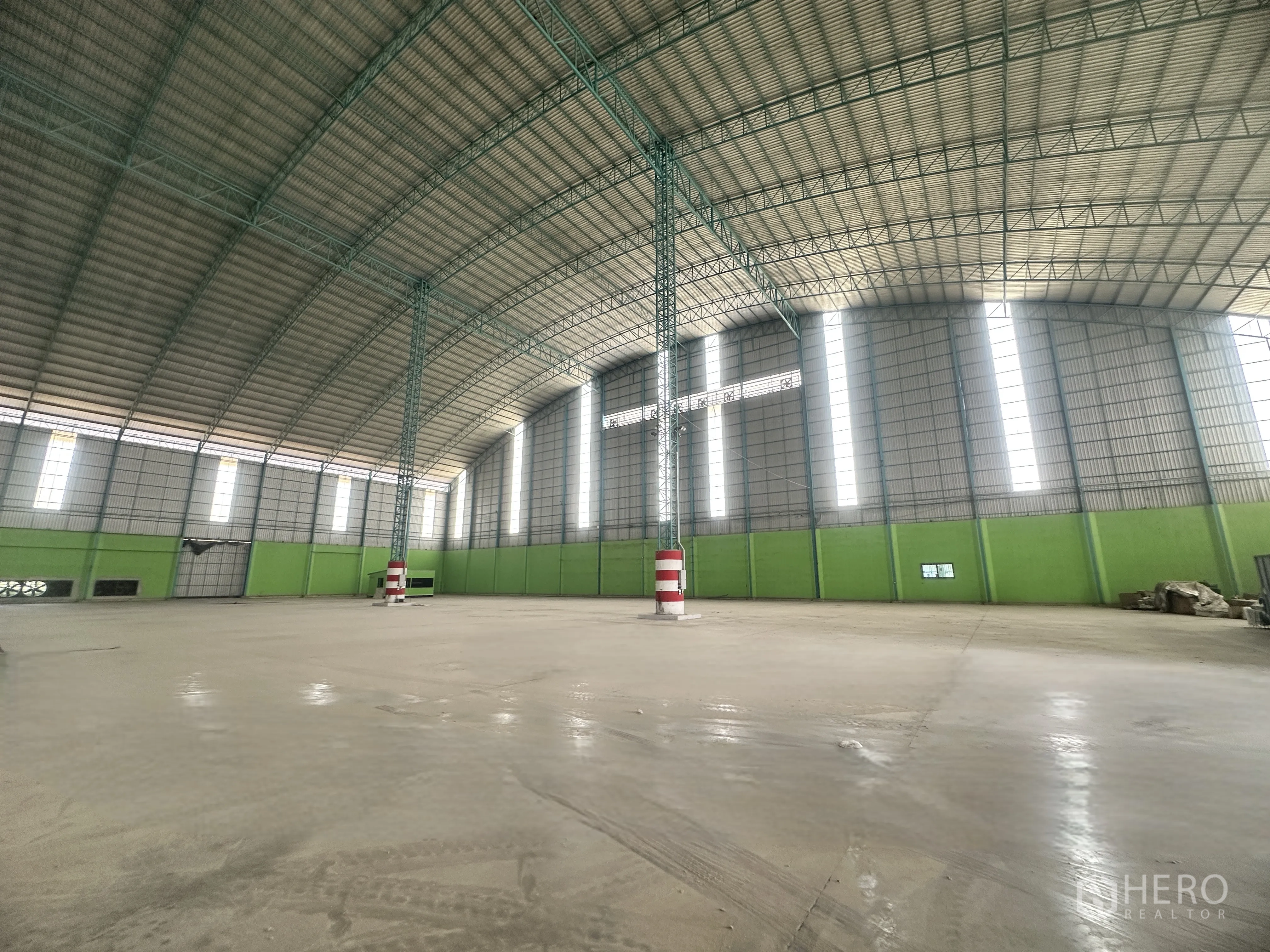 仓库 for rent in Sai Noi, Nonthaburi - 宽敞仓库内部，桁架屋顶与高位采光墙板，地面开阔。
