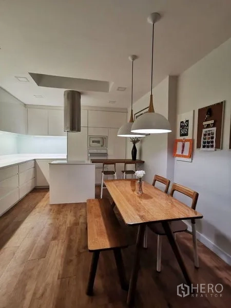 ทาวน์เฮาส์ ให้เช่าหรือขายในYan Nawa, Bangkok - ครัวโทนขาวมินิมอล มีไอส์แลนด์เตา โคมแขวน และพื้นไม้