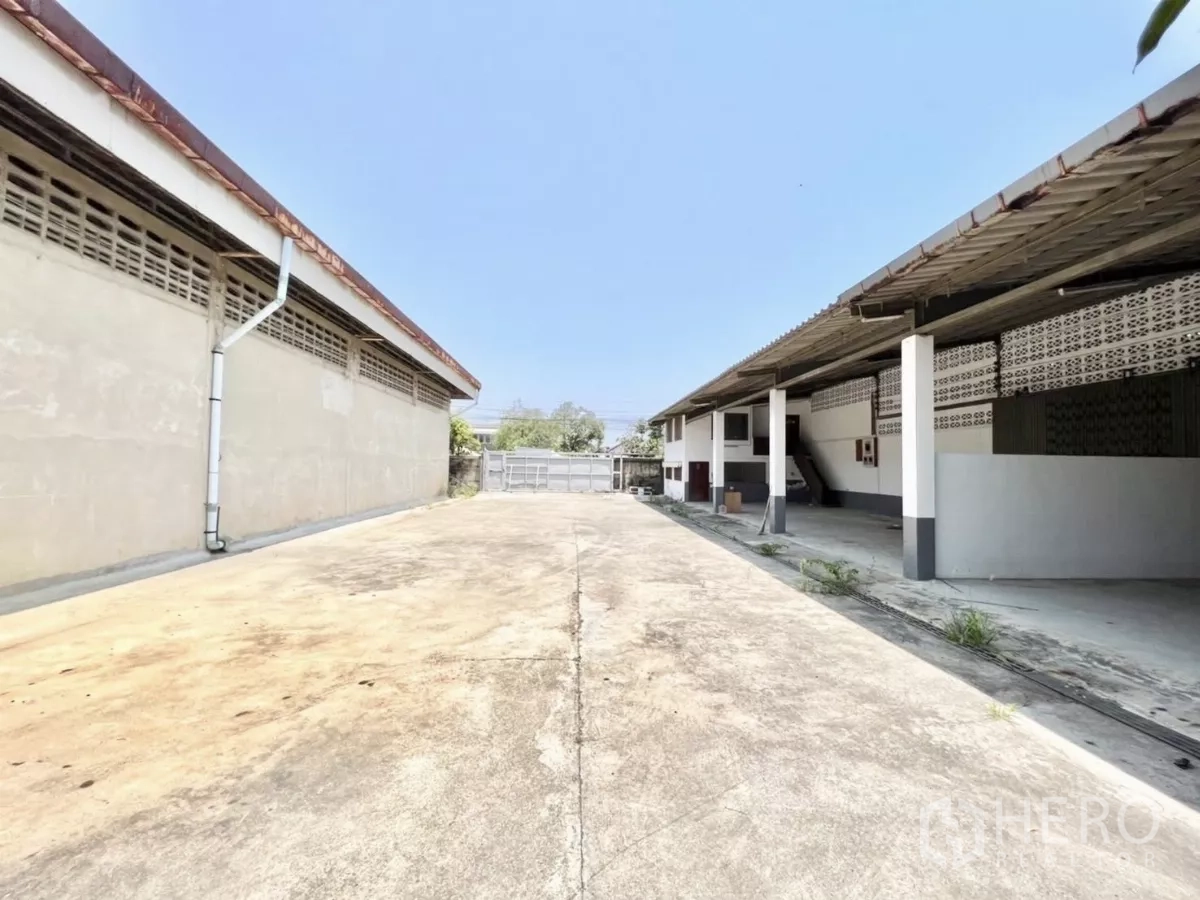 คลังสินค้า ให้เช่าในMueang Samut Prakan, Samut Prakan - ทางวิ่งคอนกรีตกว้างระหว่างโกดังสองหลัง เชื่อมสู่ประตูรั้ว รองรับรถสิบล้อ