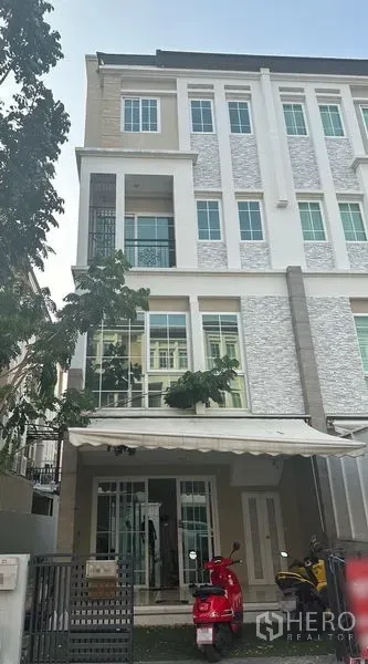 带办公室的家 出租在Bang Na, Bangkok - 曼谷邦纳四层现代Home Office外立面，大窗、遮篷与前门小庭院。