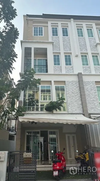 带办公室的家 出租在Bang Na, Bangkok - 曼谷邦纳四层现代Home Office外立面，大窗、遮篷与前门小庭院。